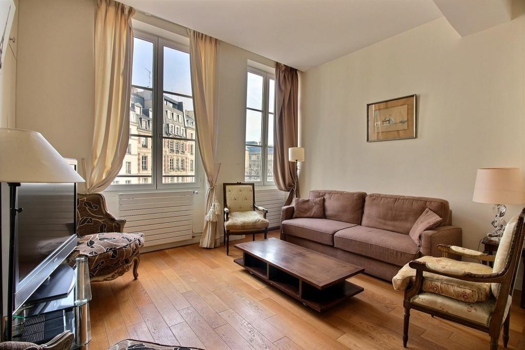 Place Dauphine - 4 Adults * Parigi
